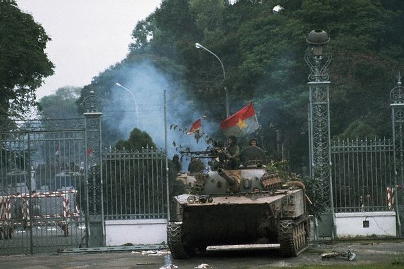 Xe tăng 390 húc đổ cổng chính Dinh Độc Lập  ngày 30-4-1975